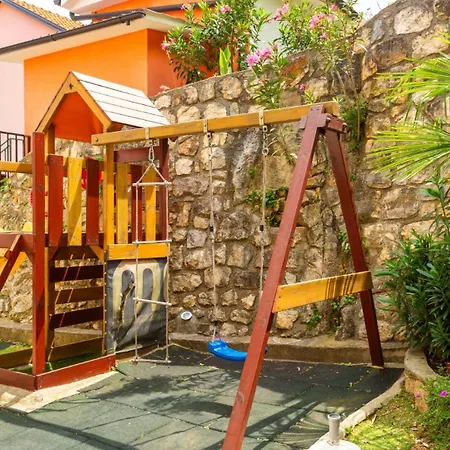 Zora 1 By Guide Apartman *